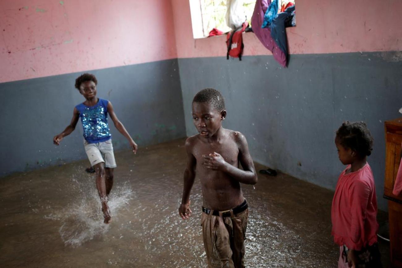 آب بازی کودکان در کلاس درس مدرسه ای در هائیتی پس از طوفان جرمی