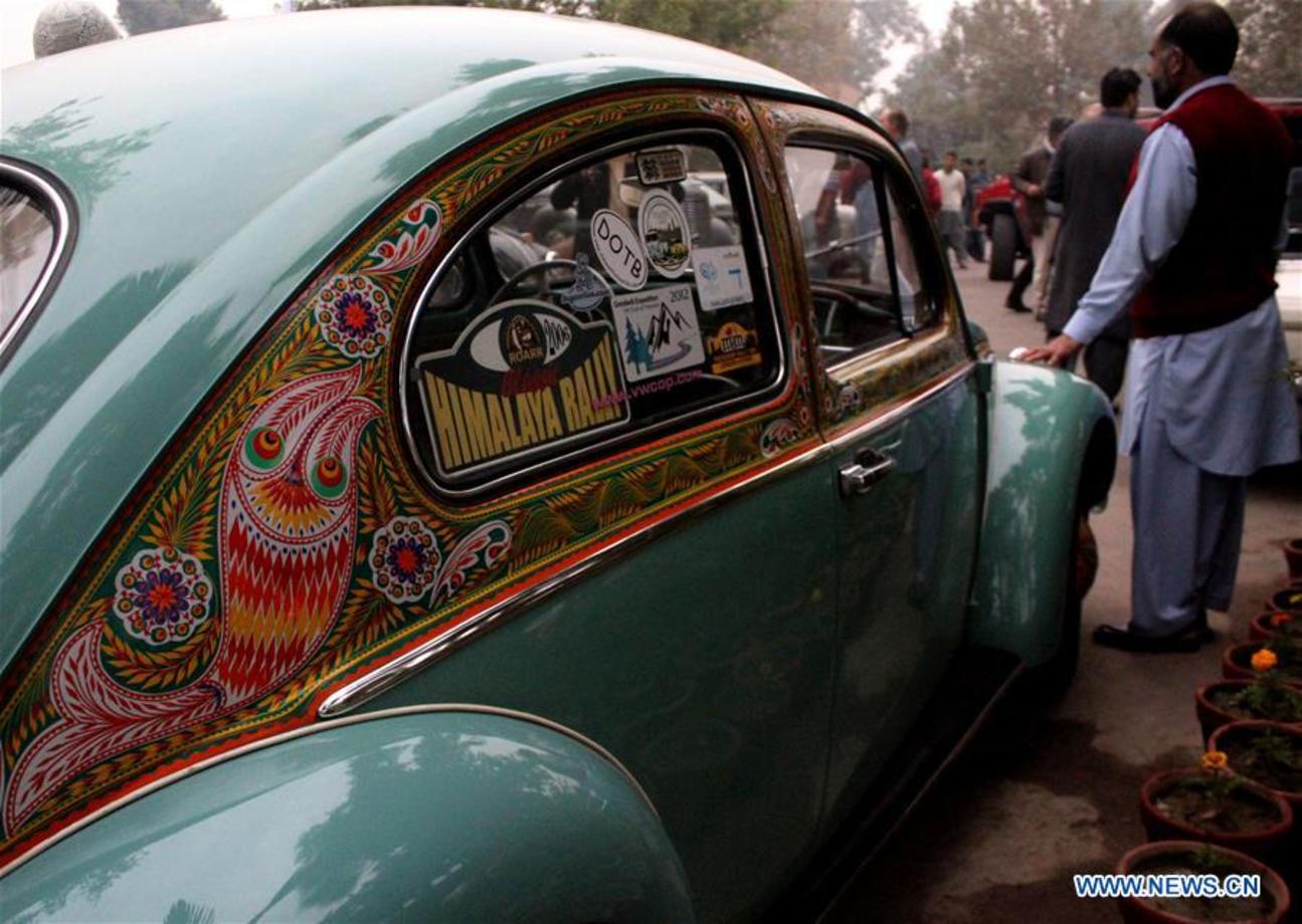 استقبال مردم از 7مین رالی اتومبیل های کلاسیک در پیشاور پاکستان