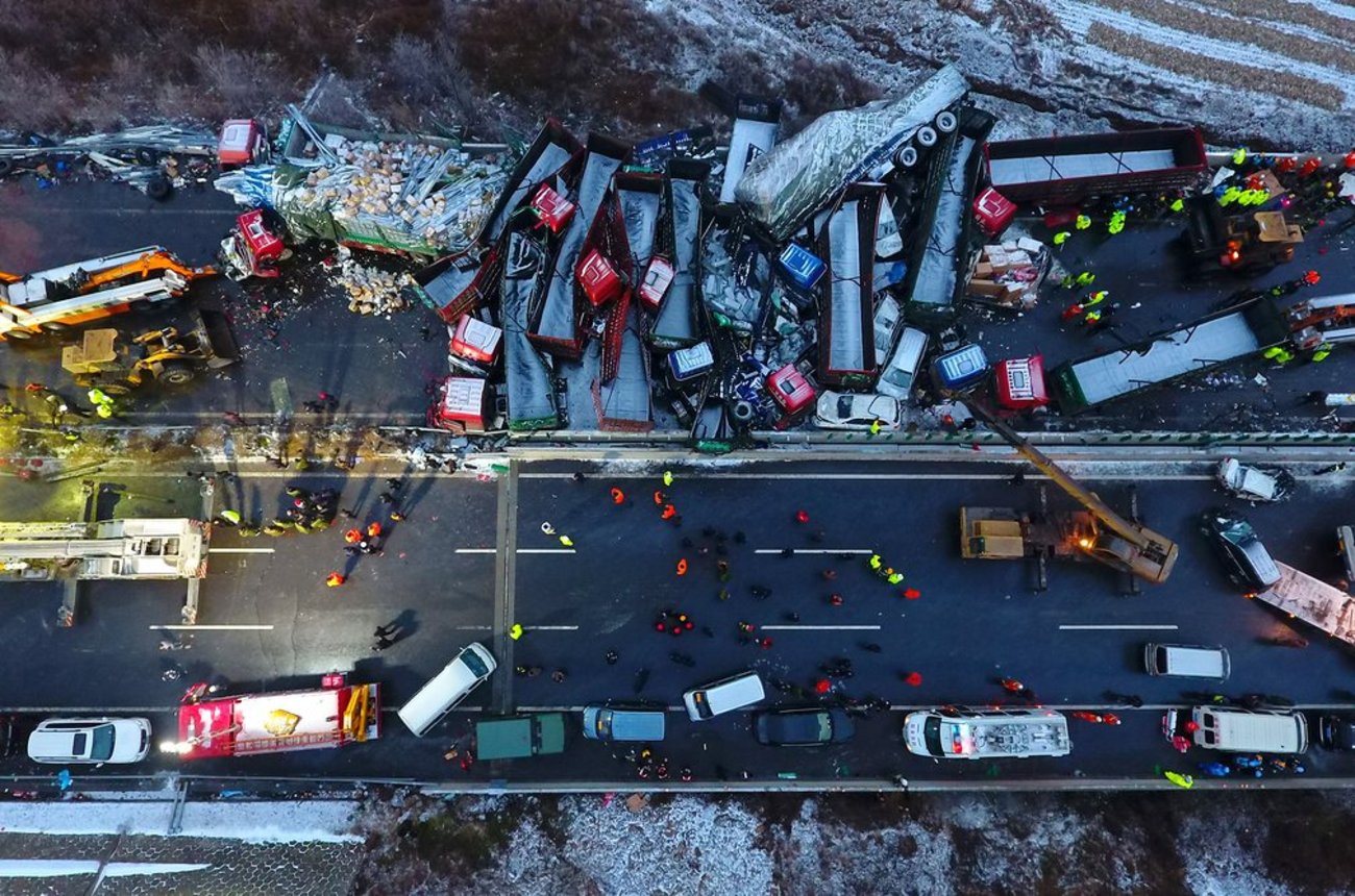 نمایی از تصادف زنجیره ای 37وسیله نقلیه در بزرگراهی در چین که منجر به کشته و زخمی شدن بیش از 40 نفر شد