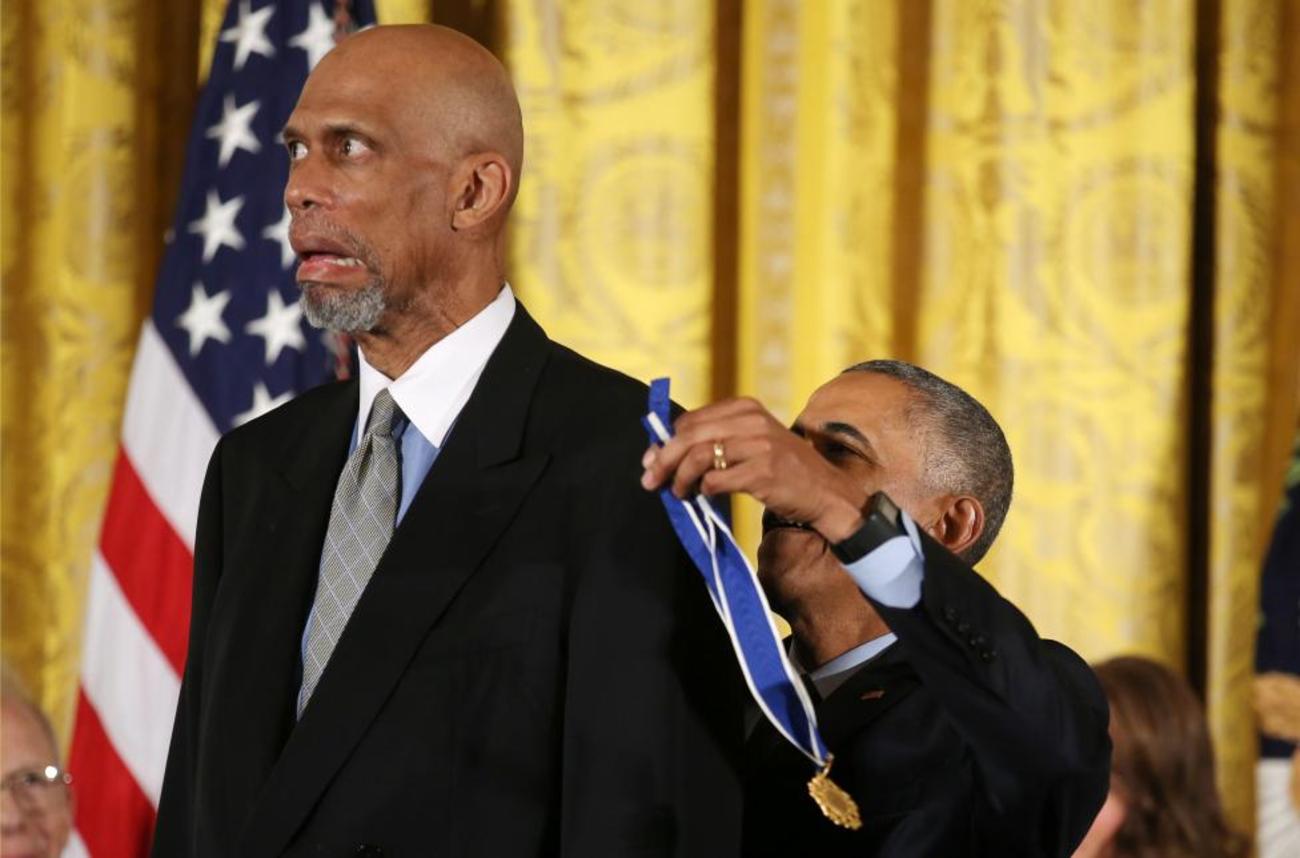 در مراسمی اوباما رییس جمهوری امریکا به کریم عبدالجبار ستاره سابق بسکتبال این کشور مدال افتخار اهدا کرد

 
