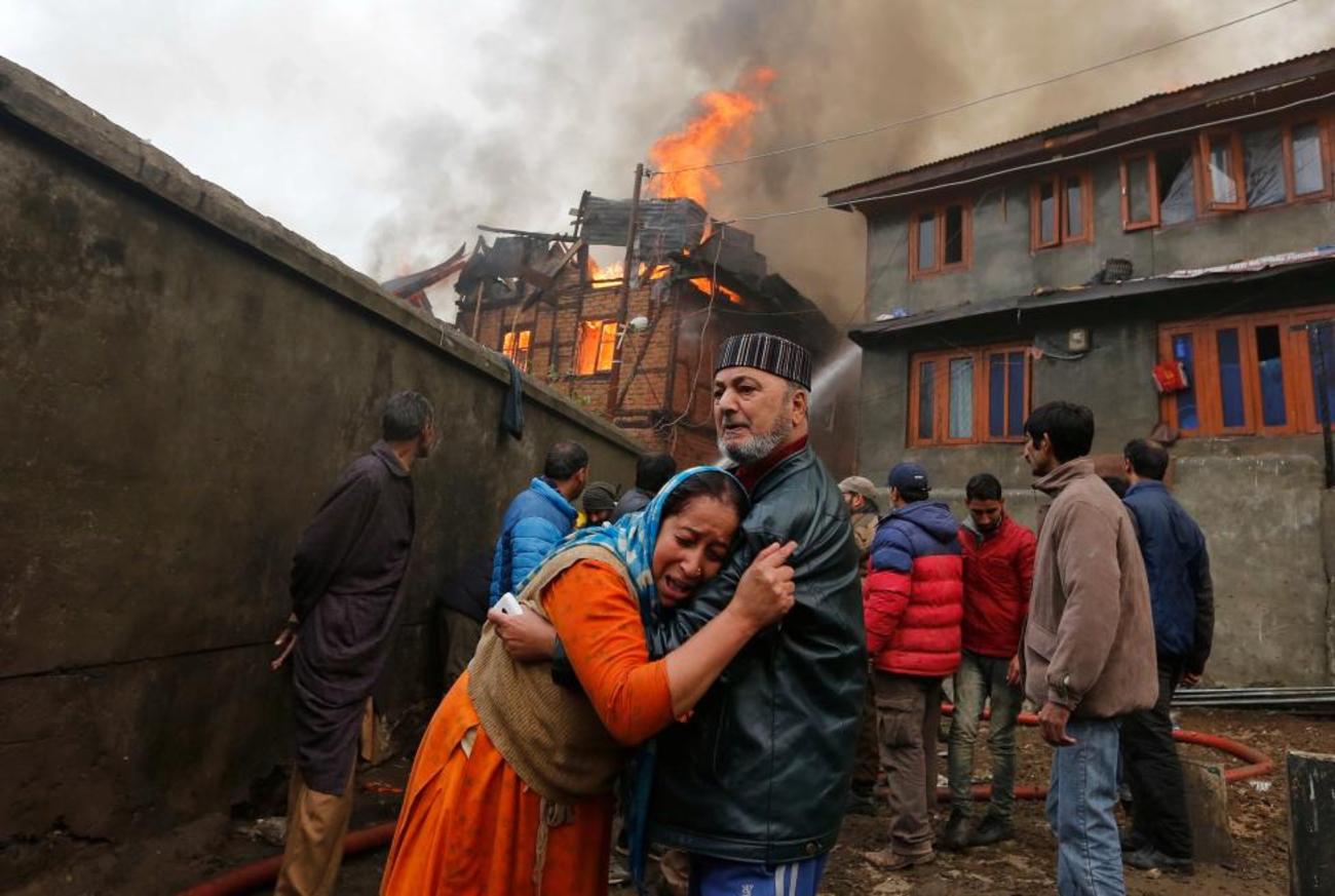 خانه یکی از ساکنین سرینگر کشمیر که در ادامه درگیری ها در این منطقه، در آتش می سوزد