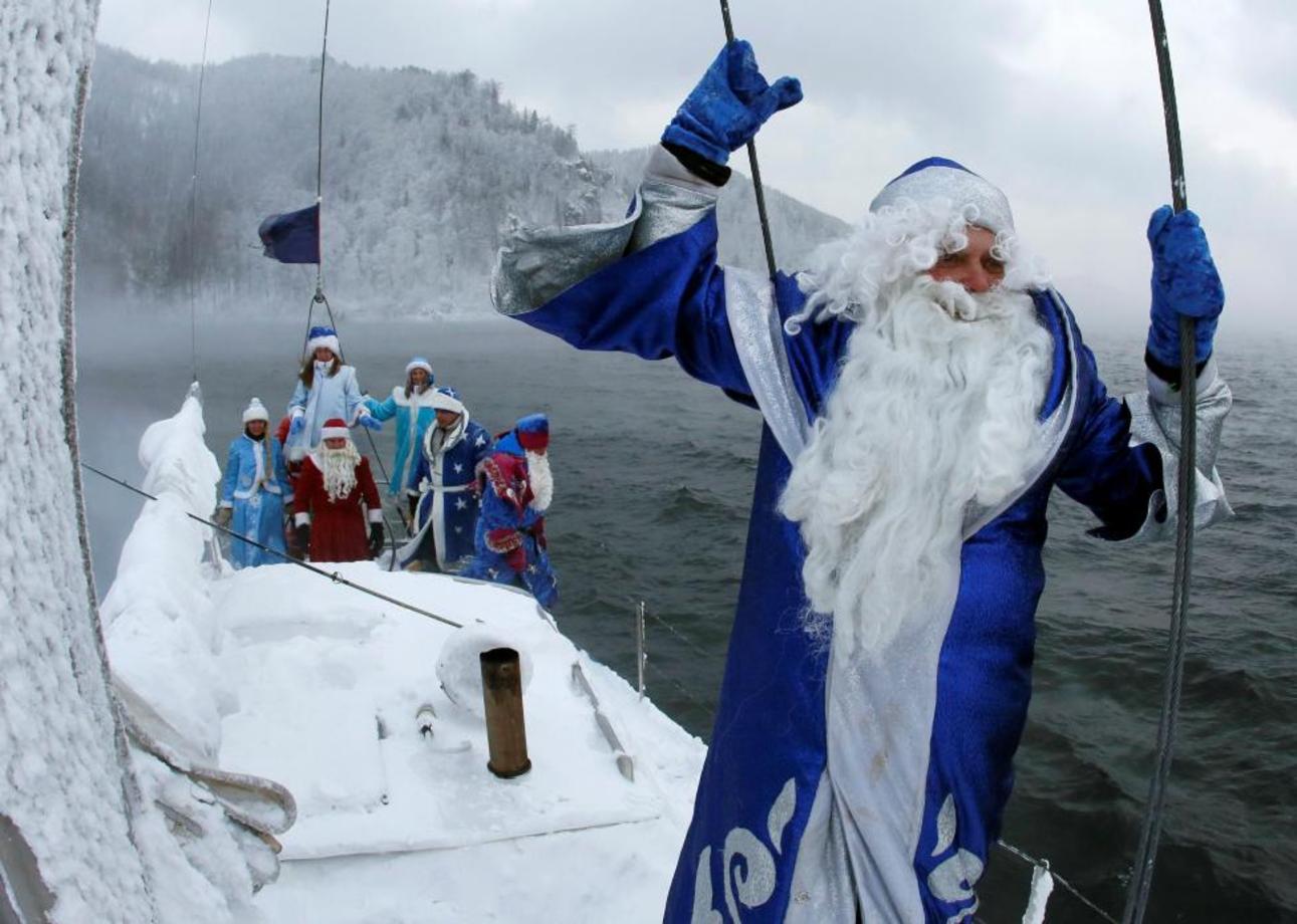 اعضای یک باشگاه قایقرانی با لباس های بابانوئل در پایان فصل قایقهای بادبانی در کراسنویارسک روسیه