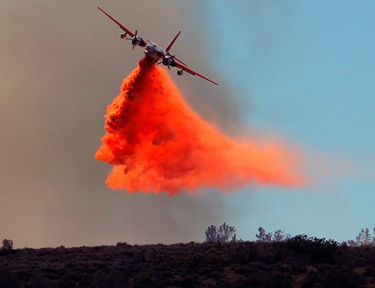 هواپیمای نجات در حال خاموش کردن آتش سوزی جنگلهای لنکستر در کالیفرنیای امریکا