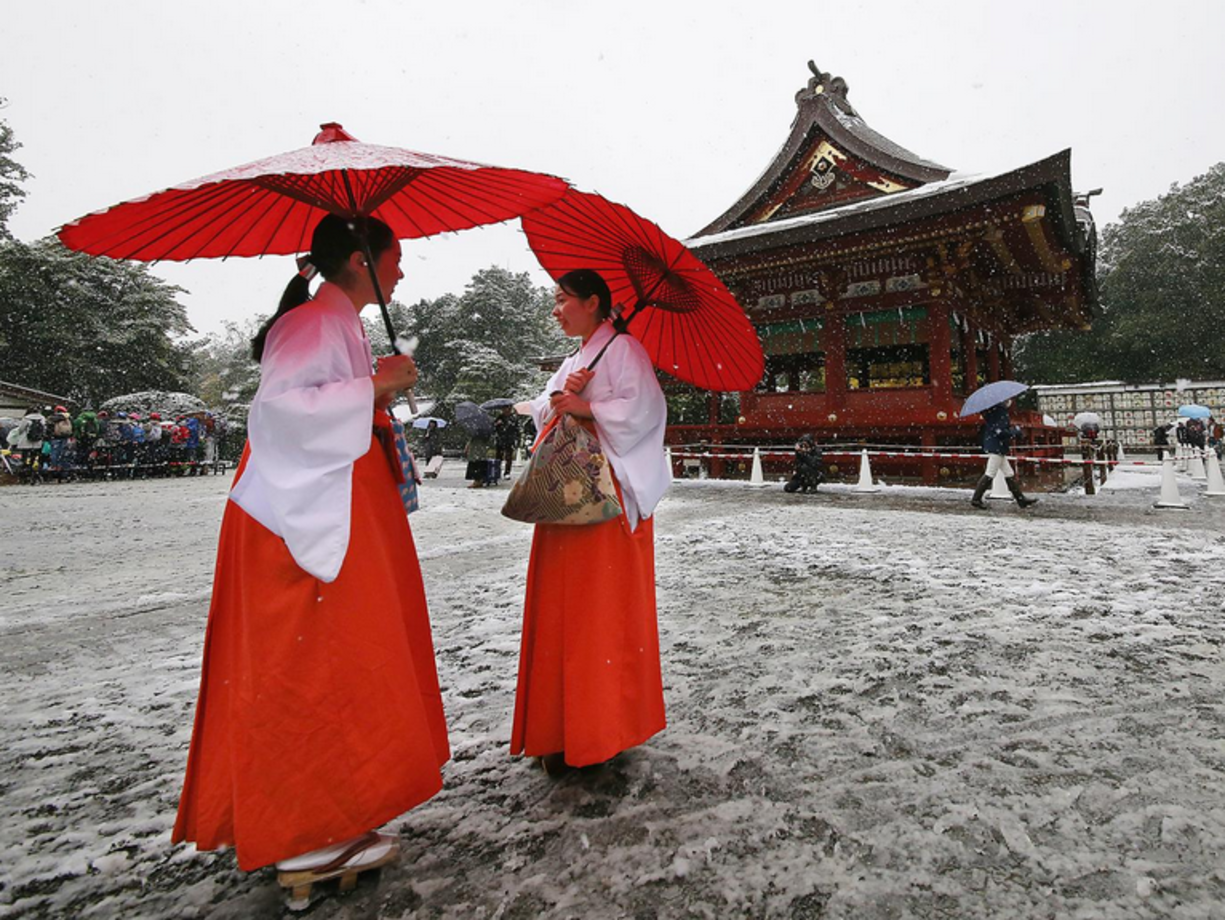 ساکنان توکیو روز پنجشنبه پس از 50سال بارش برف در ماه نوامبر را تجربه کردند