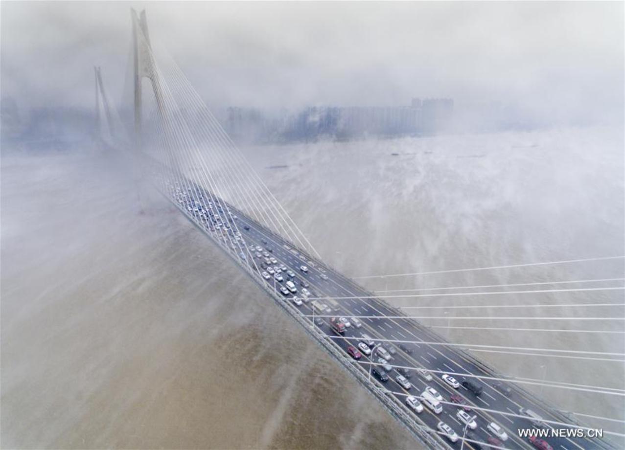  پل در مه پیچیده شده در رودخانه یانگ تسه در ووهانِ هوبئی، مرکز استان مرکزی چین