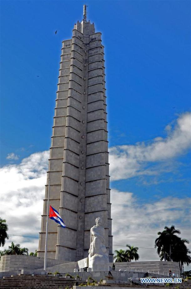 پرچم ملی نیمه افراشته کوبا در مقابل بنای یادبود خوزه مارتی در میدان انقلاب هاوانا پس از مرگ فیدل کاسترو