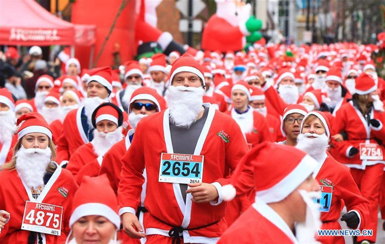 شرکت بیش از 2000 دونده با پوشیدن لباس بابانوئل در مسابقه سالانه دوی 5کیلومتر عیدپاک برای حمایت از یک موسسه خیریه کودکان معلول در انتاریو کانادا