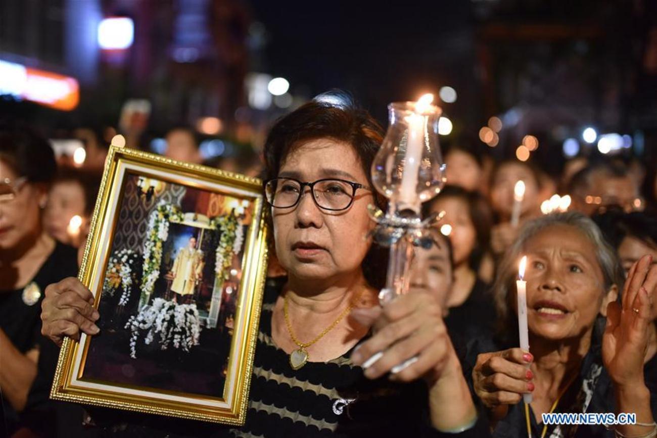 سوگواری در محله چینی های بانکوک در مراسم بزرگداشت پادشاه فقید تایلند