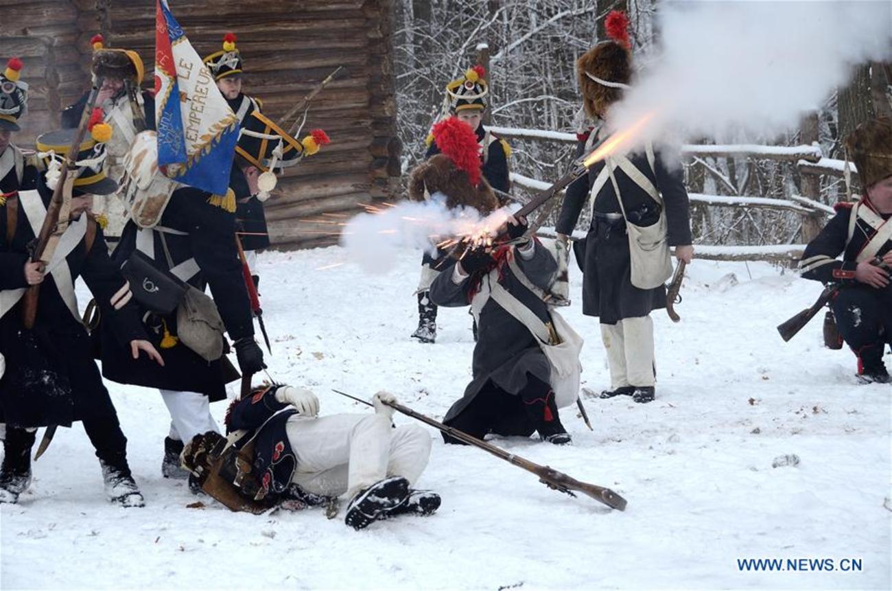 بازسازی نبرد تاریخی نظامی برژنا بین فرانسه و روسیه در 1812 در نیژنی نووگورود روسیه