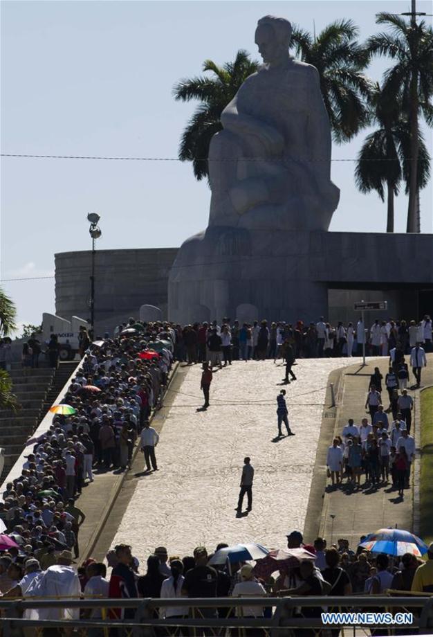 صف طولانی مردم کوبا در یادمان خوزه مارتی برای ادای احترام به فیدل کاسترو رهبر انقلاب کشورشان در هاوانا