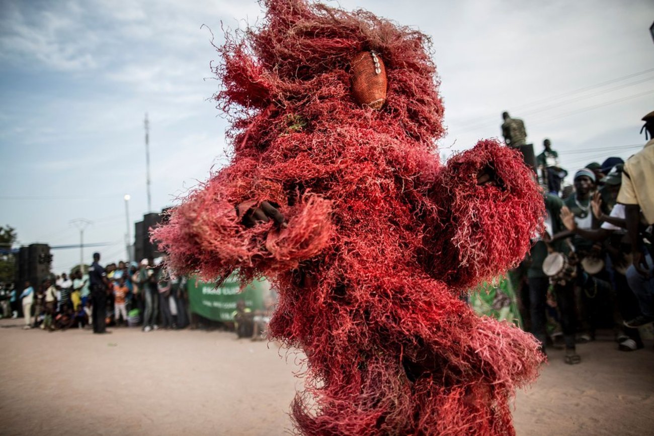 مردی با پوشش سنتی قبیله ماندینگ در جریان تظاهرات اعتراضی علیه رئیس جمهور گامبیا در بریکاما