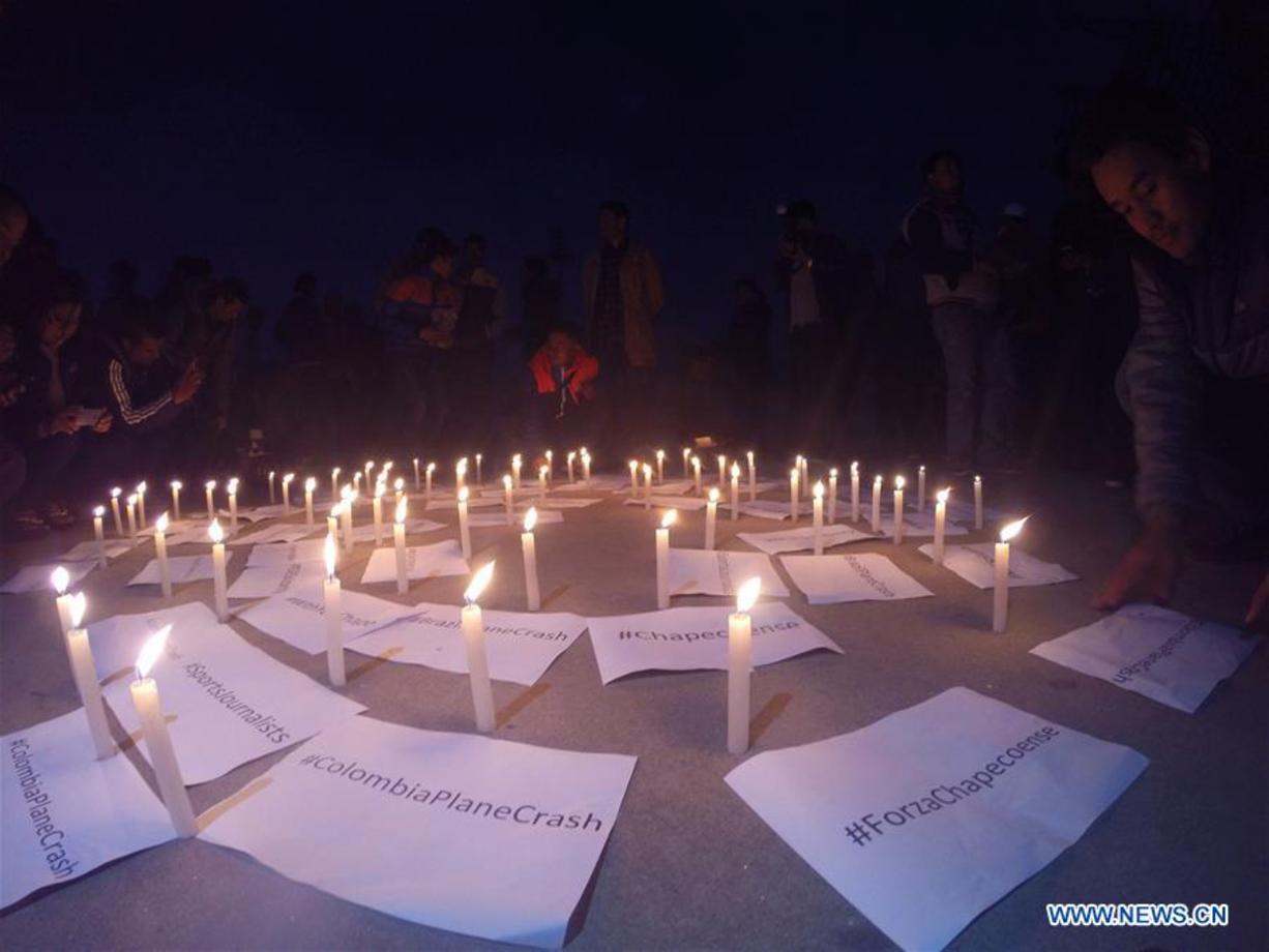 بزرگداشت قربانیان سقوط هواپیمای بزریلی در کلمبیا با روشن کردن شمع در ورزشگاه Dasarath کاتماندو نپال