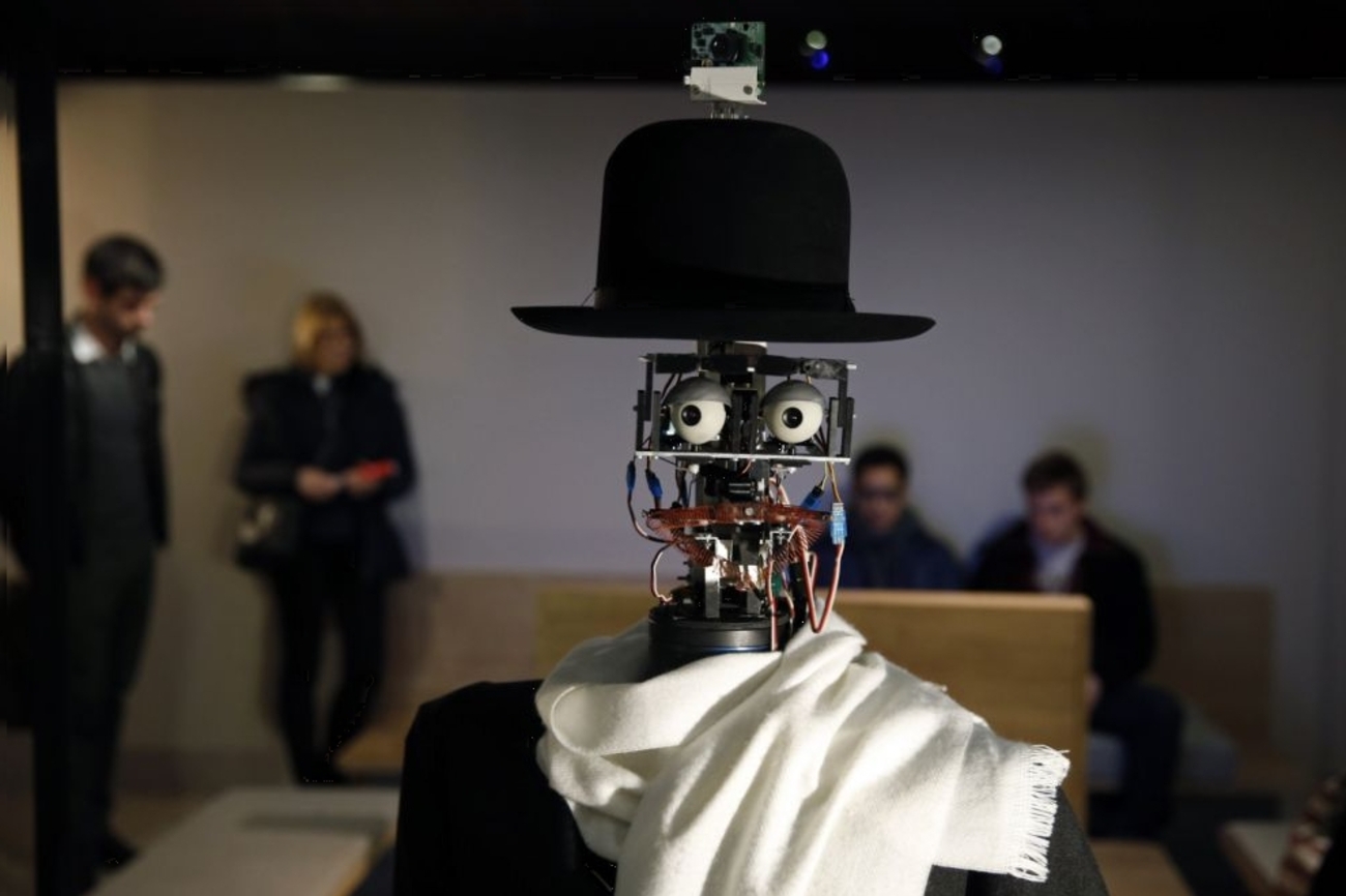 ربات برنسون در میان بازدید کنندگان در طول نمایشگاه 