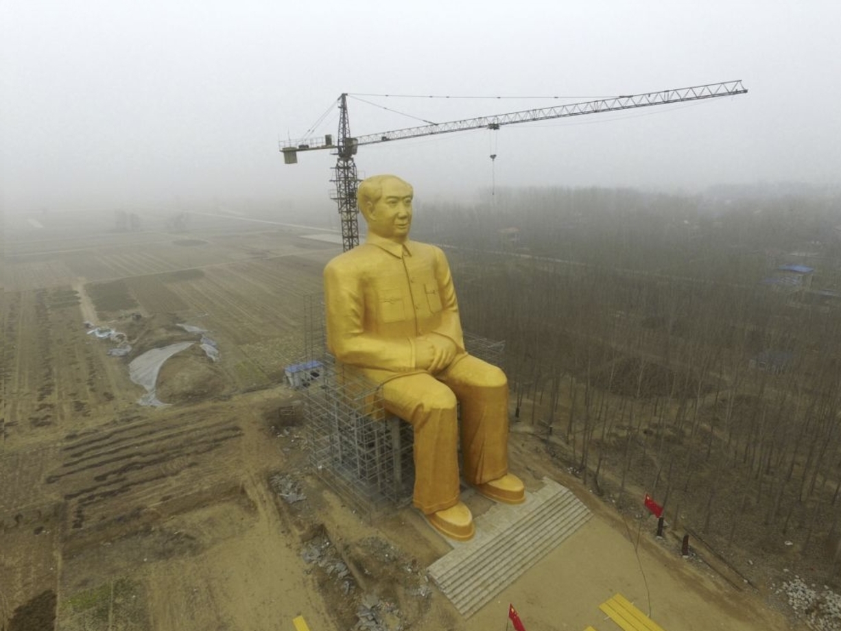 یک جرثقیل در کنار یک مجسمه غول پیکر از  مائو تسه تونگ که  در دست ساخت است در یک روستای شهرستان Tongxuدر چین / چین استرینگر شبکه / رویترز 
