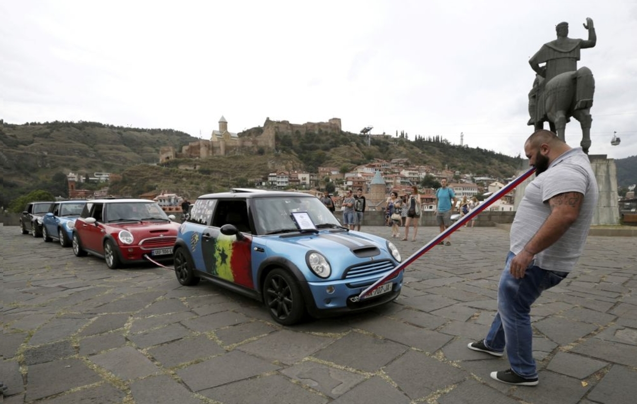 کشیدن چهار اتومبیل با دندان های خود در حین تلاش برای تنظیم یک رکورد جهانی در Tbilisi /رویترز