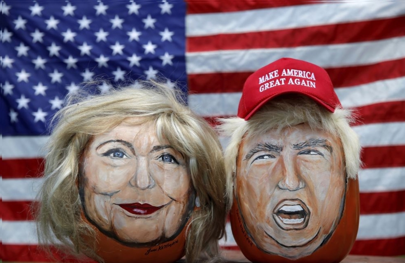 نقاشی تصاویری از نامزد دموکرات و جمهوری خواه ریاست جمهوری ایالات متحده آمریکا بر روی کدو تنبل تزئینی توسط John Kettman با  در لاسال/ جیم ایجاد/رویترز