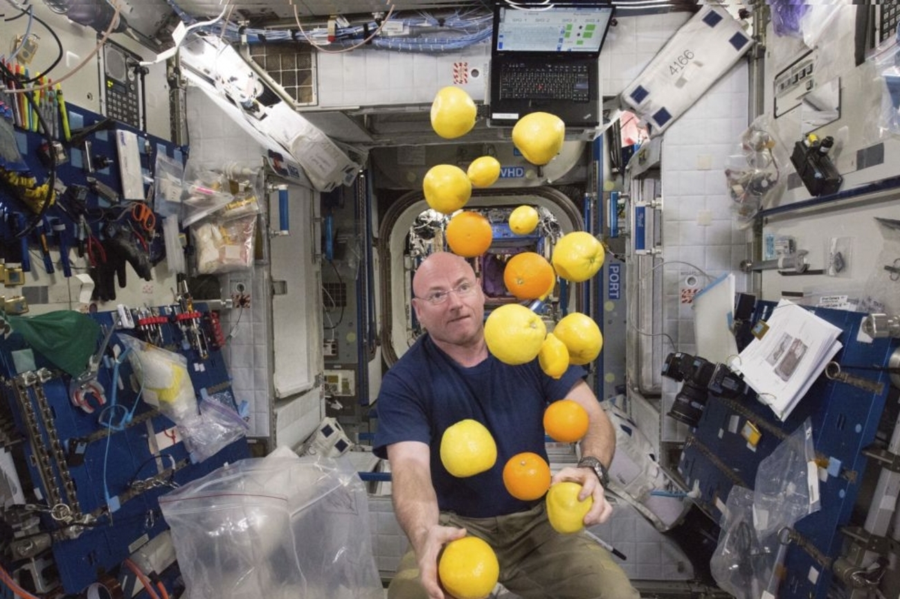 فضانورد ناسا اسکات کلی در حال بازی با میوه ها/ هندوت / رویترز