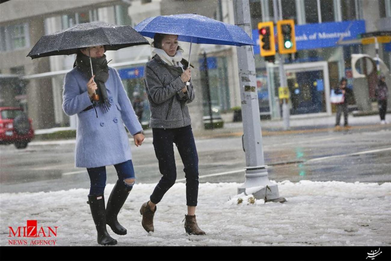 راه رفتن مردم  در برف ونکوور