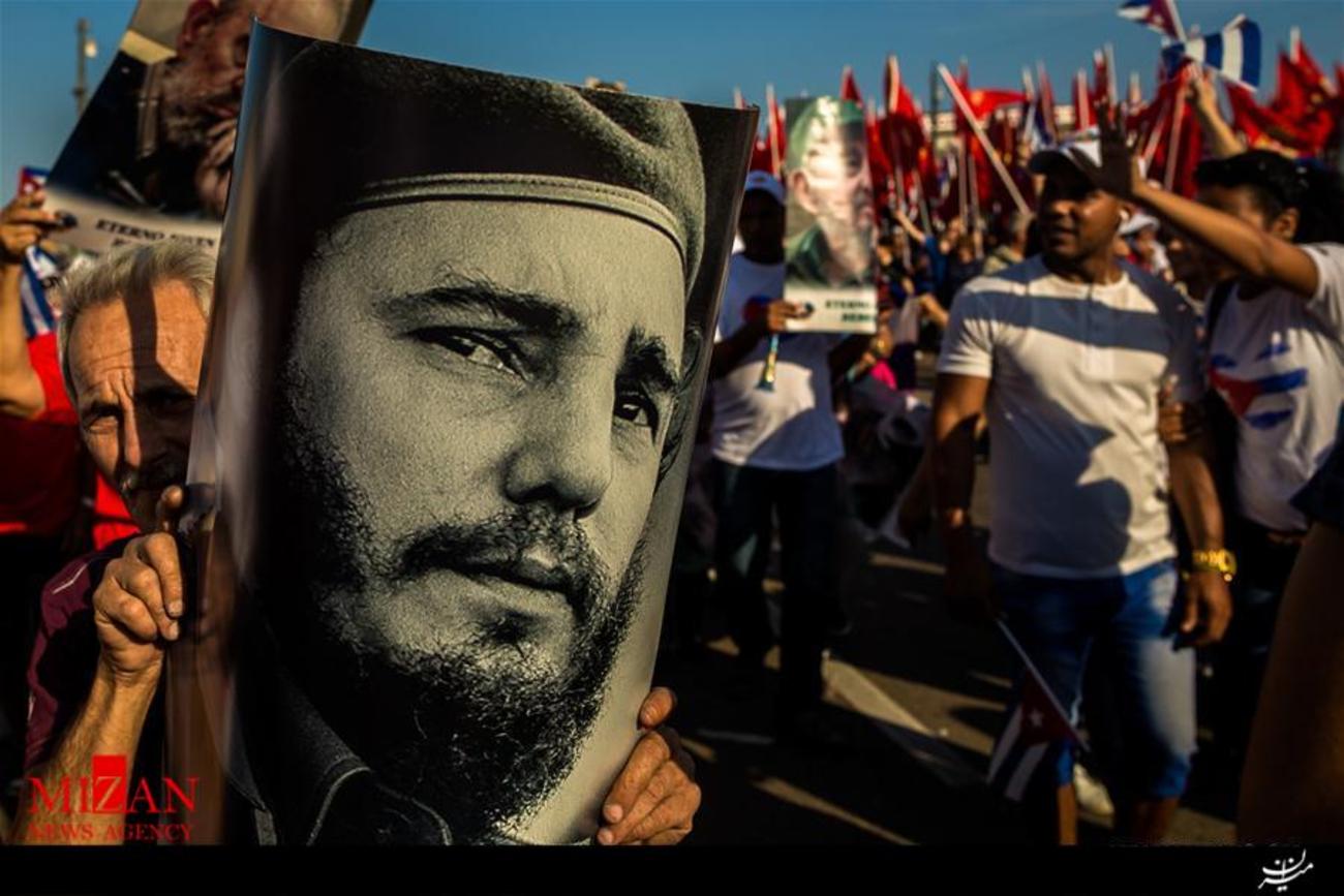 تظاهرات کوبایی ها و مهمانان خارجی در مراسم بزرگداشت رهبر فقید کوبا در میدان انقلاب کوبا