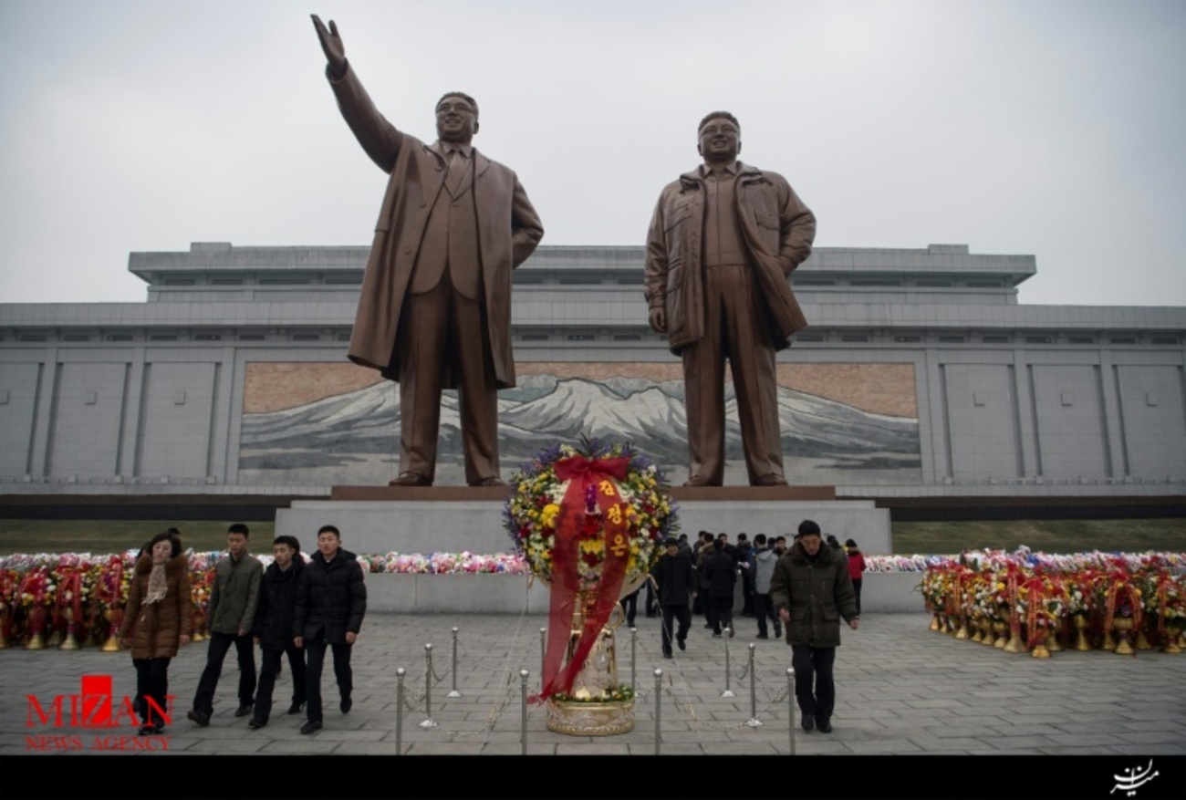 حضور مردم کره شمالی به مناسبت شروع سال جدید میلادی در بنای یادبود منسوو در پیونگ یانگ که مجسمه رئس جمهور سابق و فعلی این کشور در آن ساخته شده است 