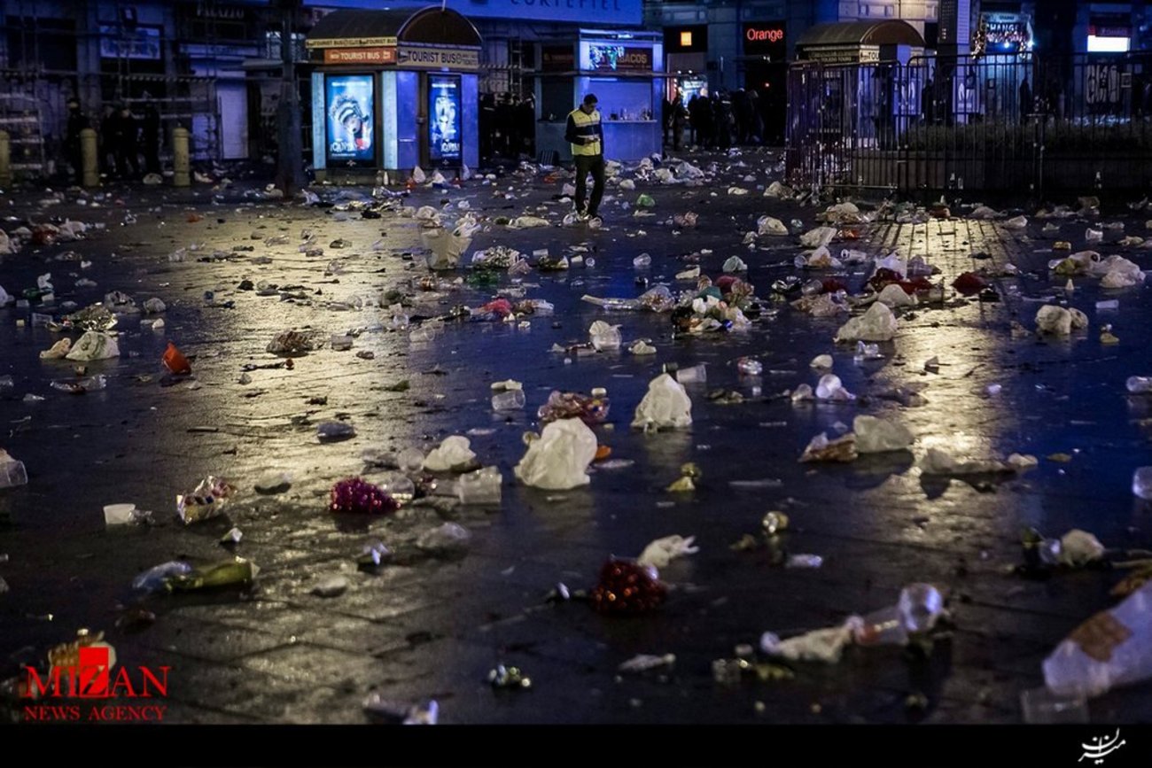 باقی مانده زباله های جشن شب سال نو میلادی در مادرید اسپانیا