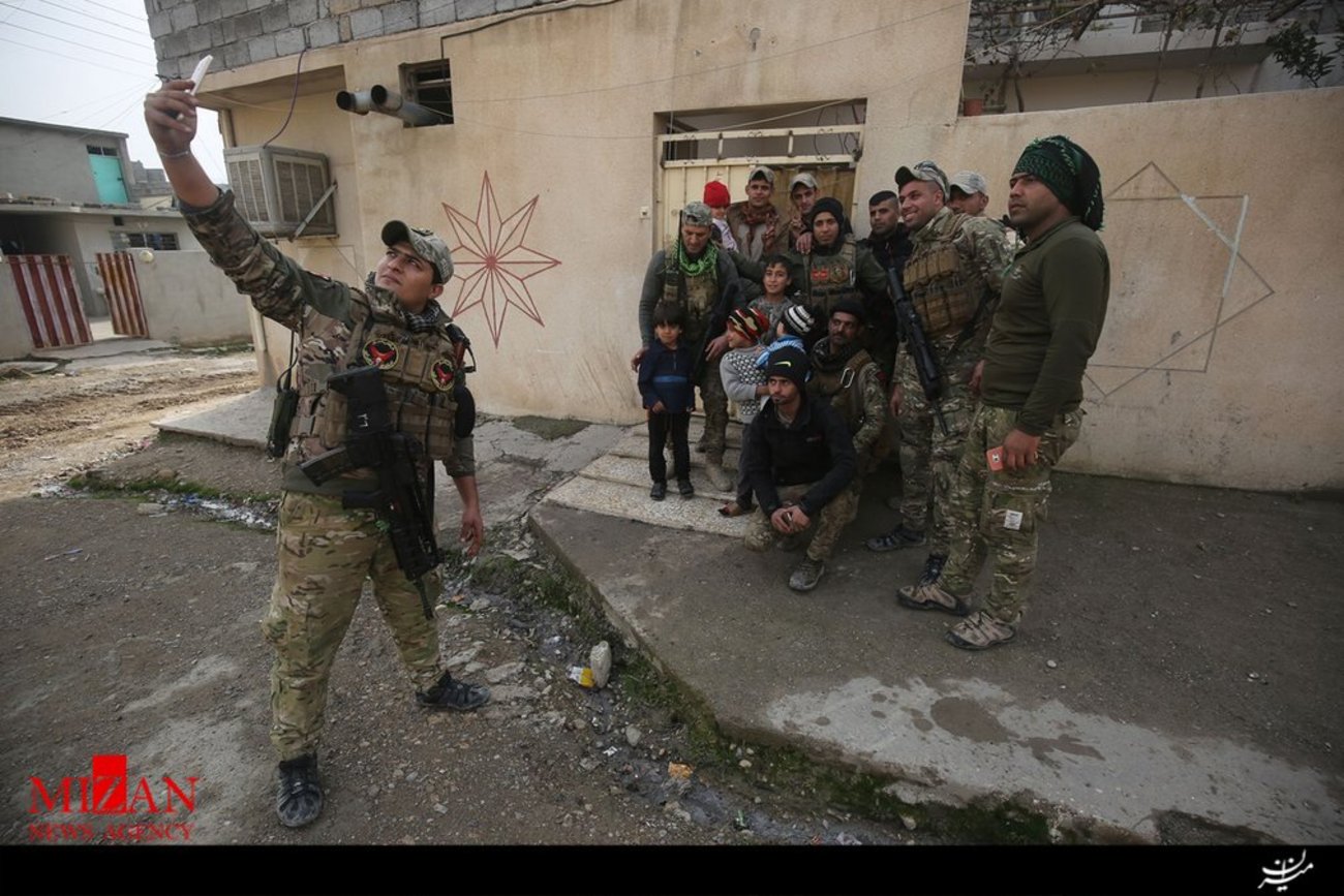 عکس سلفی نیروهای عراقی پس از بازپس گیری محله الانتصار در عملیات آزادسازی موصل عراق