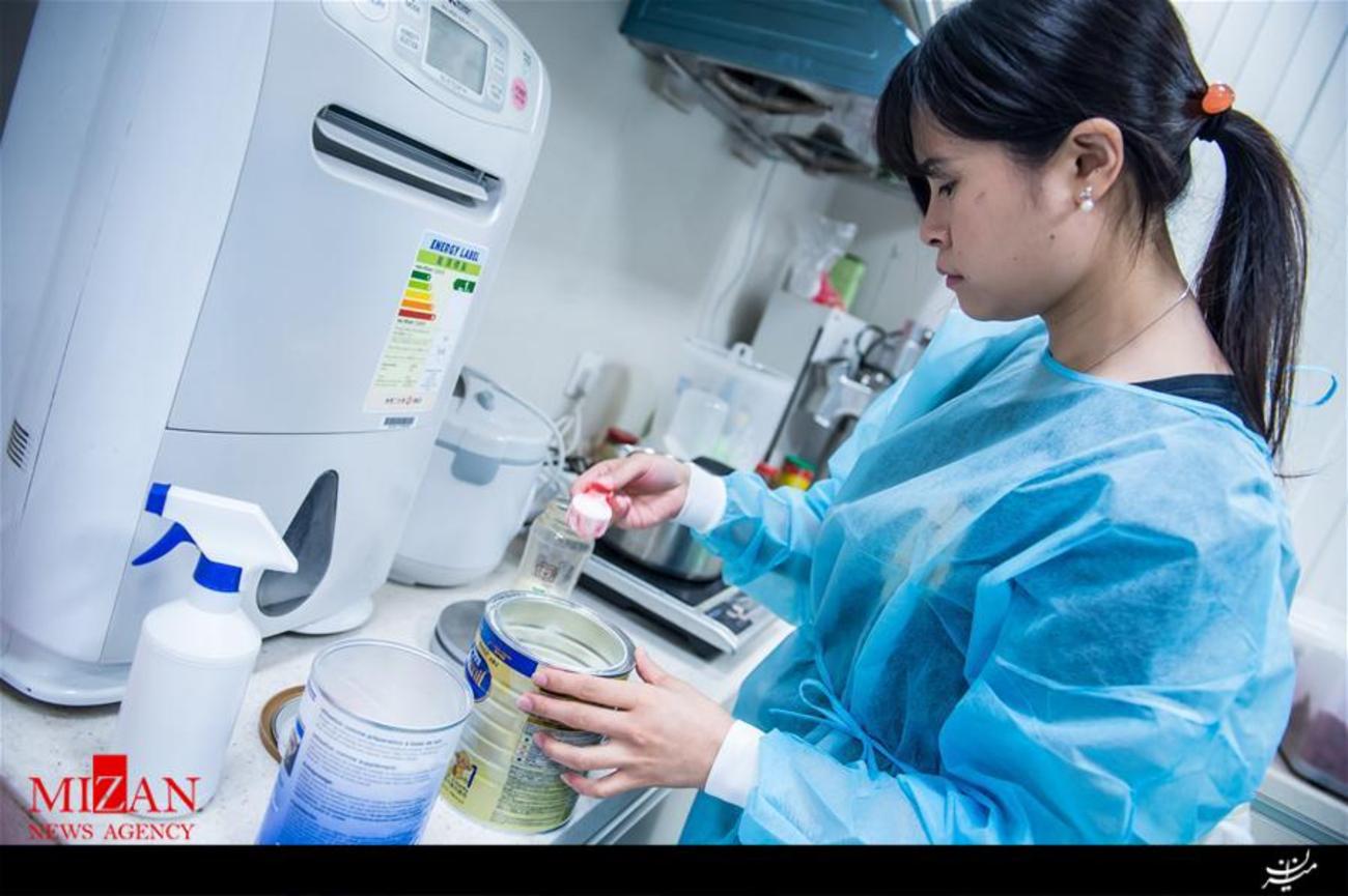 درست کردن شیر برای توله پانداهای دو قلو توسط محافظ و پرستار در منطقه ویژه اجرایی (SAR) در جنوب چین