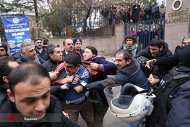 تظاهرات دانشگاهیان در اعتراض به حکم اخراج ده ها استاد از دانشگاه ترکیه