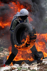 اعتراض جوانان فلسطینی به اسرائیل در کرانه غربی