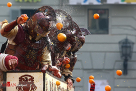 جشنواره سالانه جنگ پرتقال ها در جنوب ایتالیا