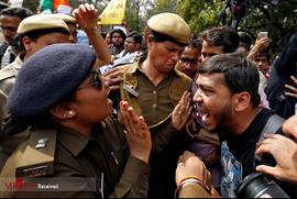 تظاهرات دانشجویی علیه خشونت در دانشگاه دهلی