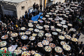 آیین سنتی توزیع غذای نذری  روز عاشورا در روستای باغ ملک -اصفهان