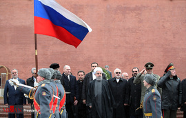 نثار گل رئیس جمهور به یادمان قربانیان جنگ جهانی دوم در مسکو
