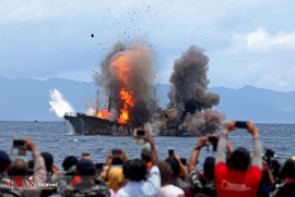 انهدام قایق های ماهیگیری غیر مجاز در اندونزی