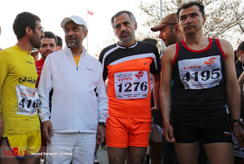 محمد نهاوندیان رئیس دفتر رئیس‌جمهور در دوی ماراتن تهران