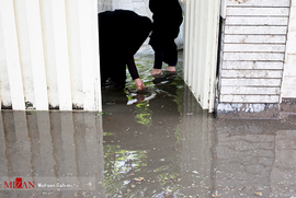 آبگرفتگی منازل مسکونی و معابر عمومی در پی بارش شدید باران - مشهد
