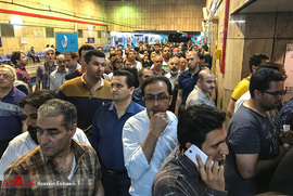 تجمع و خروج مسافران در ایستگاه مترو شادمان