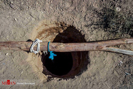 حفر چاه های فراوان در کرمان (تعداد چاههای مجاز و غیر مجاز در استان کرمان، ۳۵ هزار حلقه می باشد. در حال حاضر عمق آبهای زیر زمینی در برخی مناطق کرمان سالانه یک متر کاهش می یابد.)