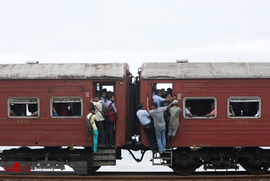 ازدحام مسافران در قطارهای خطوط آهن سریلانکا