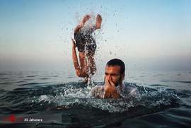 تک عکس/ آب تنی در خلیج فارس
