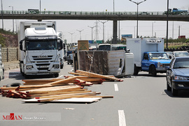 عکس خبری - واژگونی کامیونت حامل بار چوب در اتوبان آزادگان
