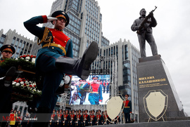 مراسم پرده برداری از تندیس میخاییل کلاشینکف در روسیه