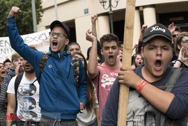 تظاهرات دانش آموزان و دانشجویان یونانی در اعتراض به اصلاح نظام آموزشی