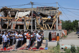 اقامه نماز جماعت در کنار مسجد تخریب شده در بلگراد صربستان