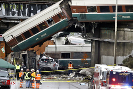 سقوط قطار از پل به بزرگراه در واشنگتن
