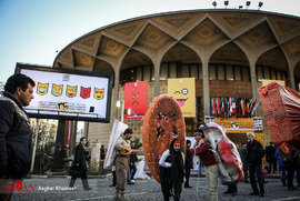  نمایش خیابانی «آخرین مرزهای اشتغال» به کارگردانی سوران حسینی در محوطه تئاتر شهر تهران اجرا شد.
