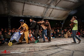  نمایش خیابانی «ویروس» به کارگردانی سعید خیرالهی در محوطه تئاتر شهر تهران اجرا شد.