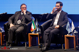 محمدجواد آذری جهرمی  وزیر ارتباطات و فناوری اطلاعات و ولی الله سیف رئیس کل بانک مرکزی در هفتمین همایش سالانه بانکداری الکترونیک و نظام‌های پرداخت 