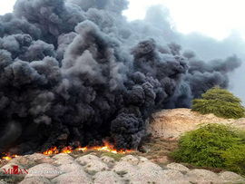 آتش سوزی انبار قیر در بندر عباس