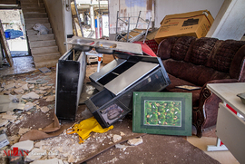 خانه محمد در محله فولادی در شب زلزله ، به طور کامل تخریب شده است وبسیاری از ابزار و وسایل ونقاشی هایش از بین رفته اند.
